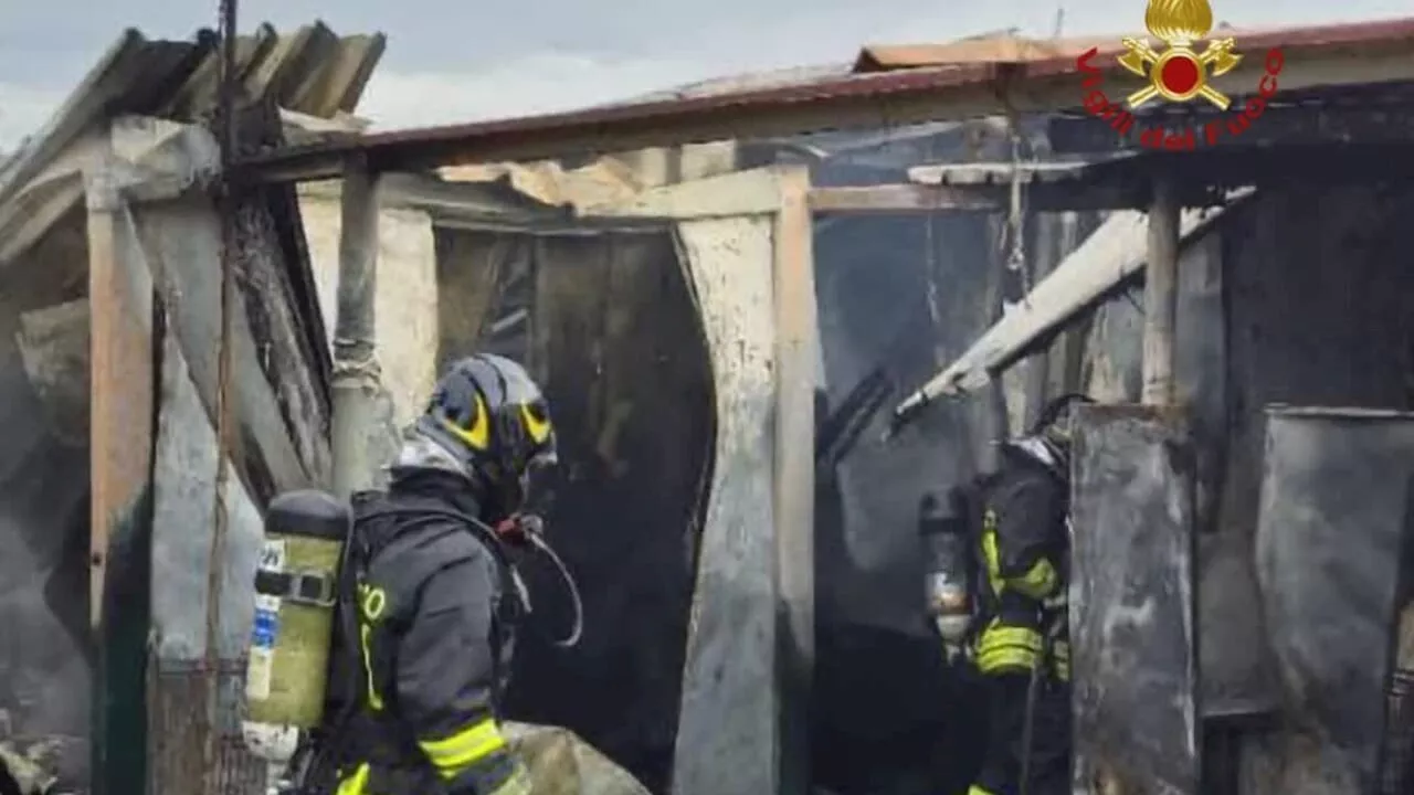 Quattro ustionati in un incendio al campo rom di Castel Romano