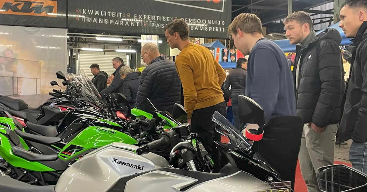 Volop motorliefhebbers op Noordelijke Motorbeurs in Eelde, die toch door mocht gaan