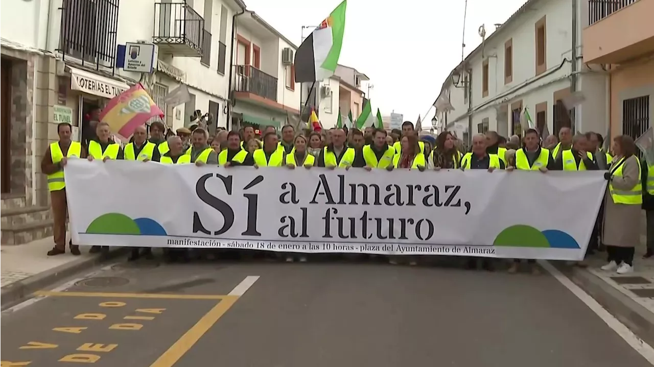 Miles de personas se manifiestan en contra del cierre de la central nuclear de Almaraz