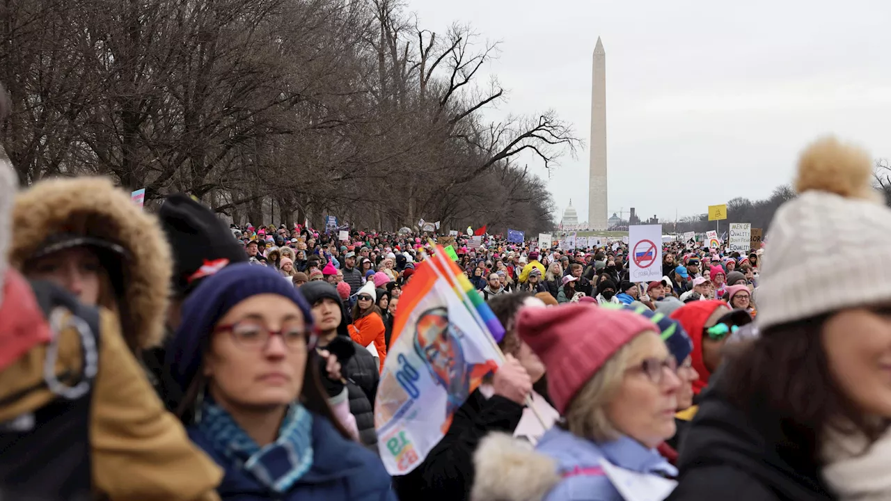 Miles protestan contra las políticas de Trump antes de su regreso a la Casa Blanca