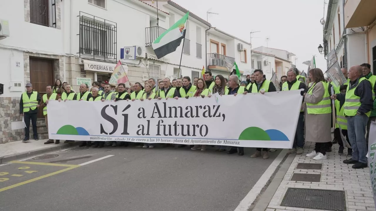 Miles de personas protestan contra el cierre de la central nuclear de Almaraz