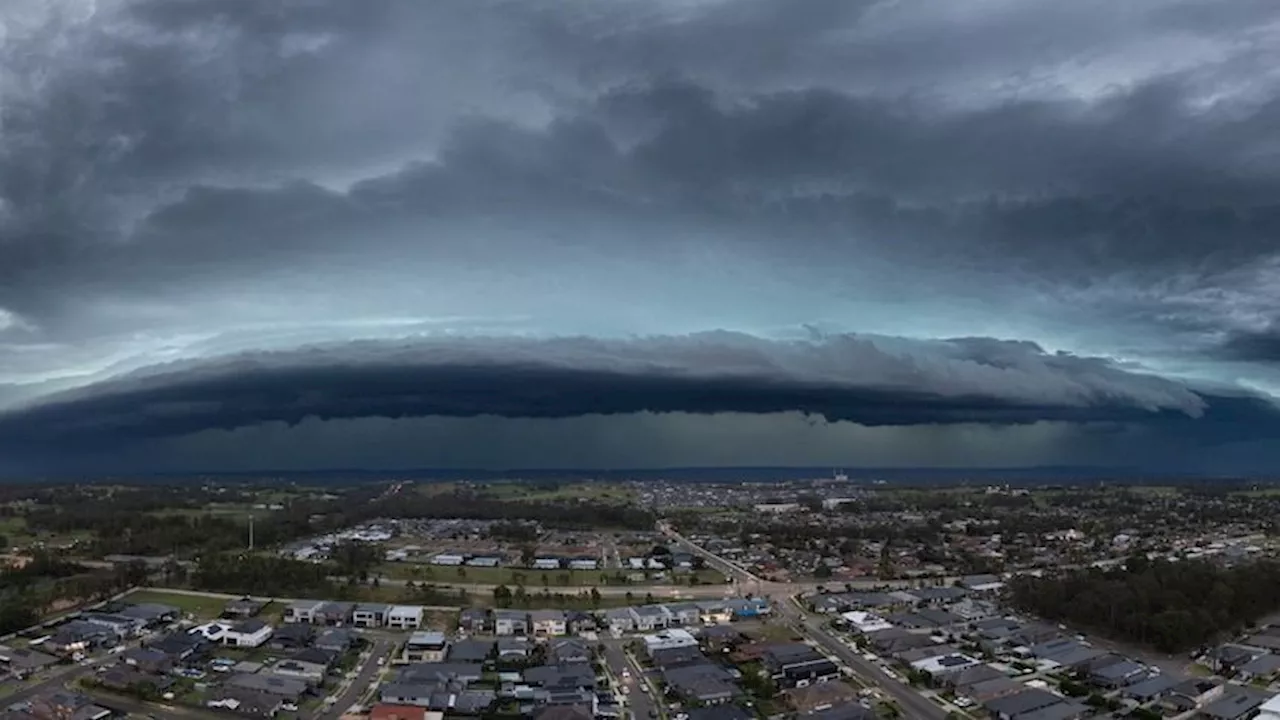 Thousands of Australians without power as heavy rain, damaging winds lash New South Wales