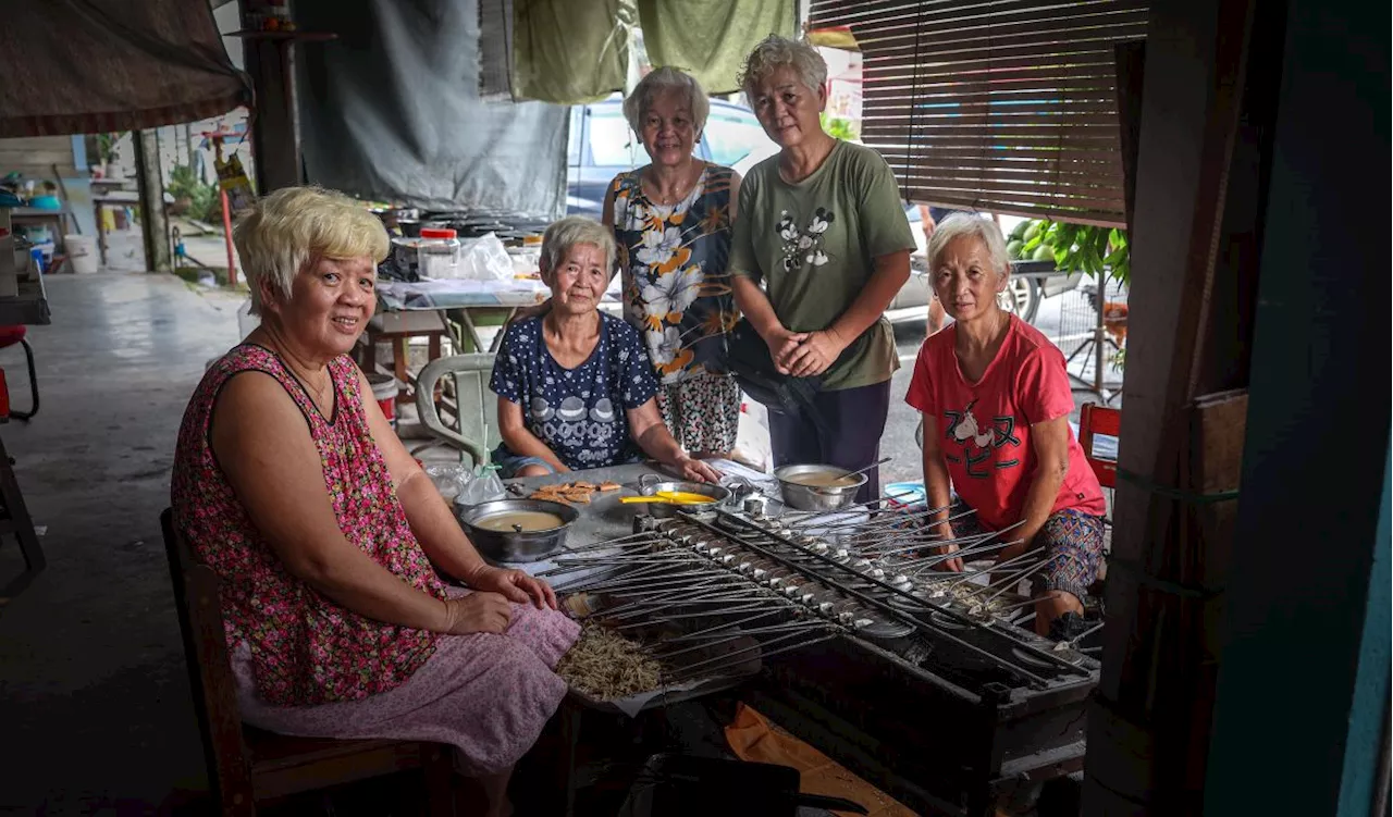 Worth the wait: Customers willing to wait a year for five siblings' kuih kapit available only during CNY