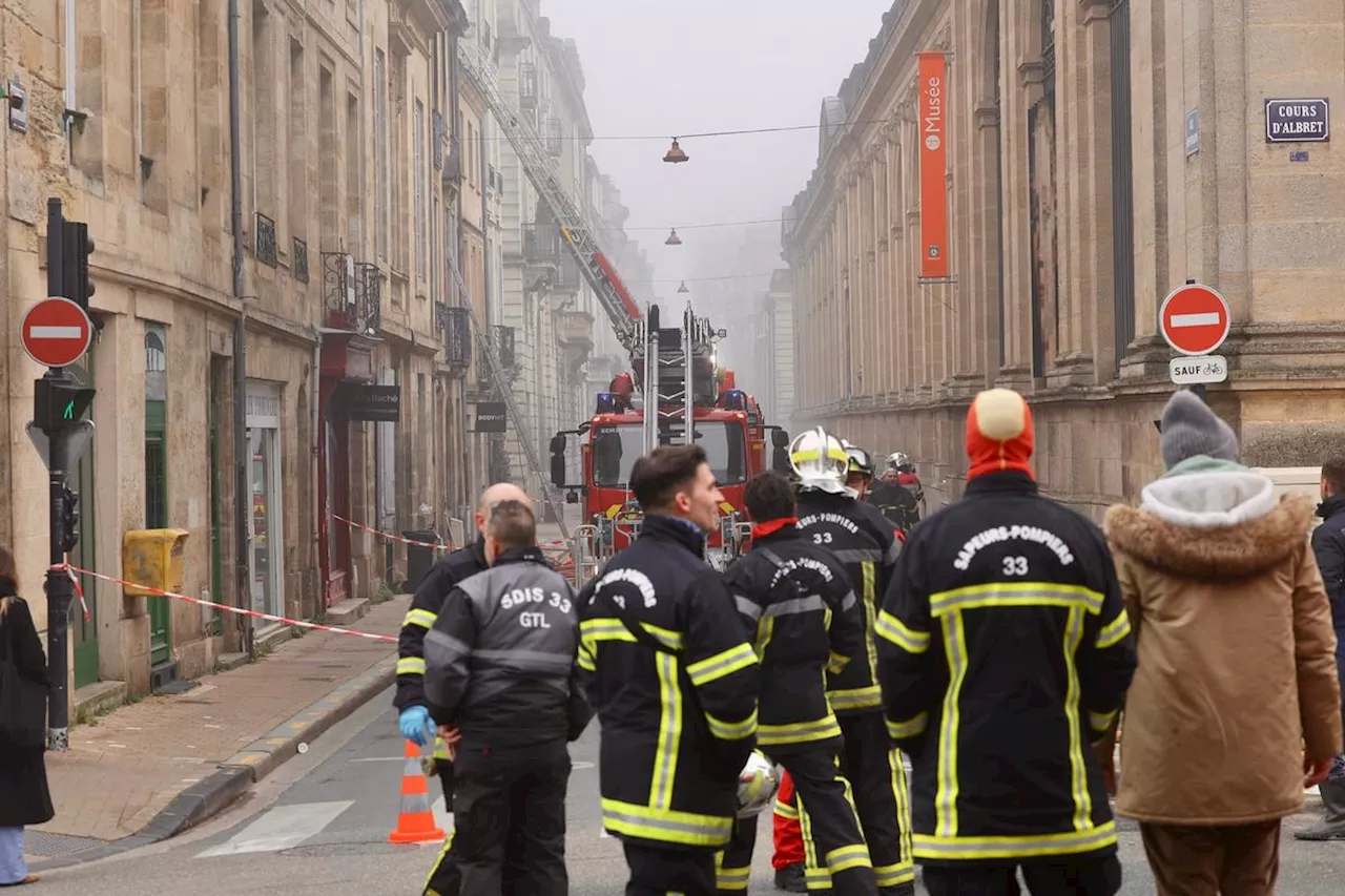 Bordeaux : un immeuble ravagé par un incendie en plein centre-ville, 12 personnes évacuées à l’aide d’échelles