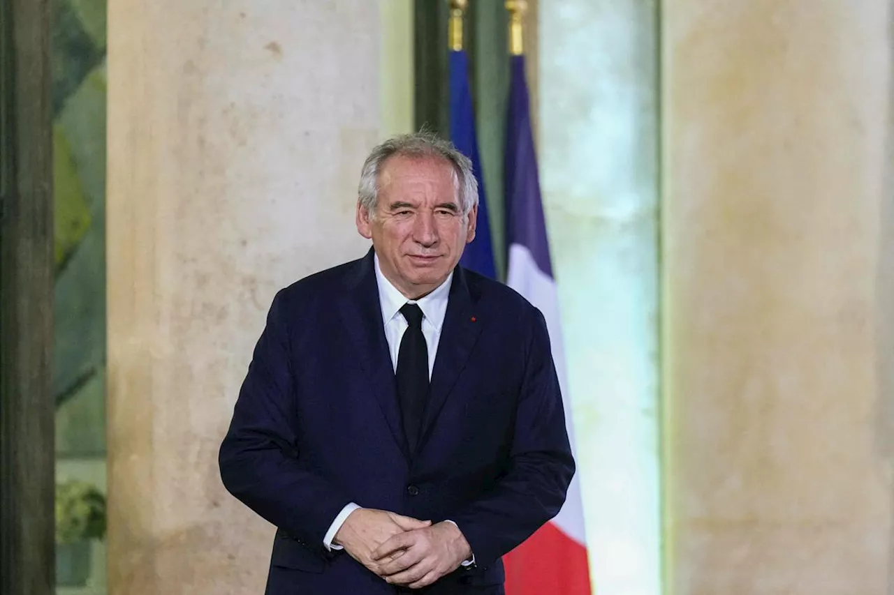 « C’était assez habile » : comment François Bayrou s’est inspiré des échecs de Michel Barnier pour négocier avec le PS