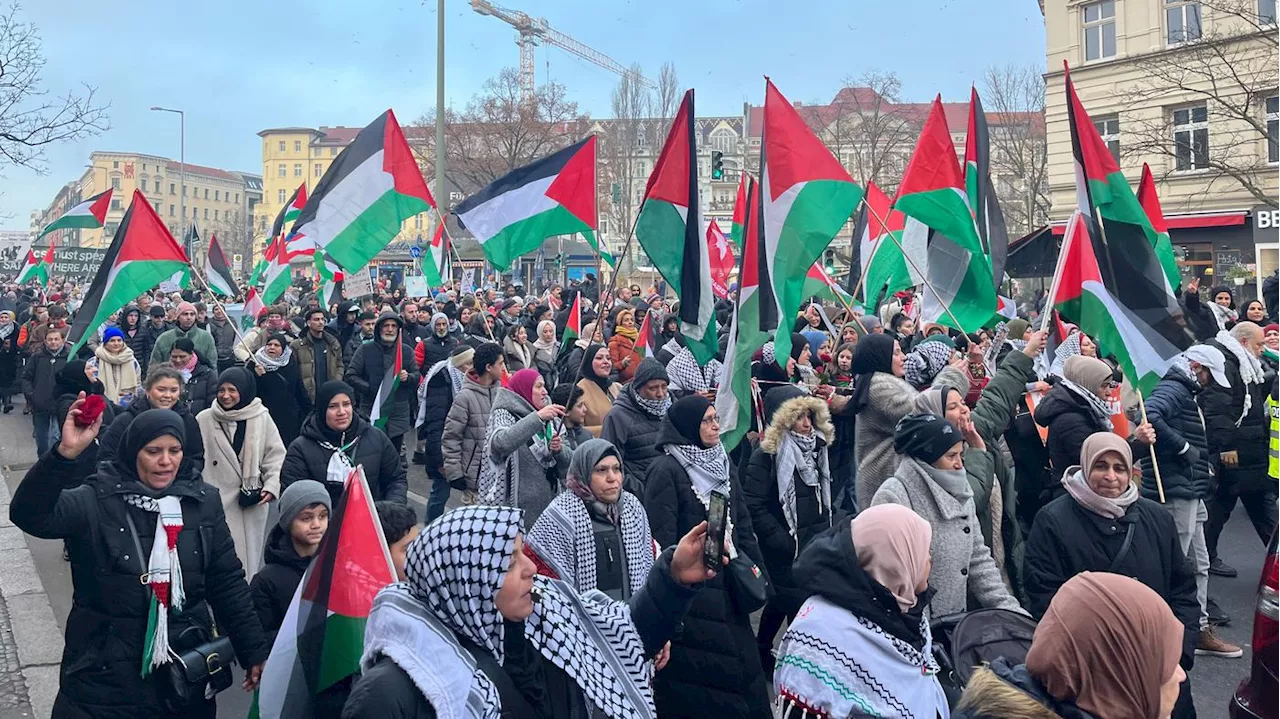 „Wir feiern heute unseren Sieg“: Propalästinensische Demonstration zieht durch Kreuzberg