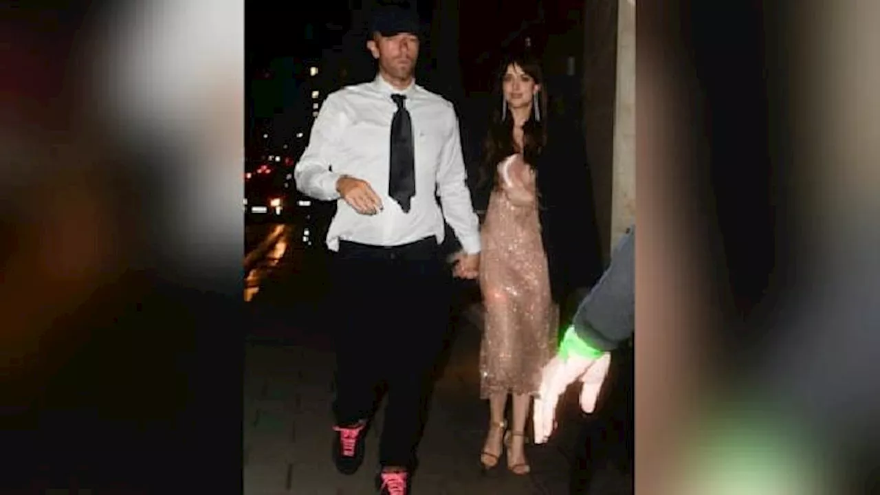 Tepis Rumor Putus, Dakota Johnson dan Chris Martin Tampil Mesra di Mumbai