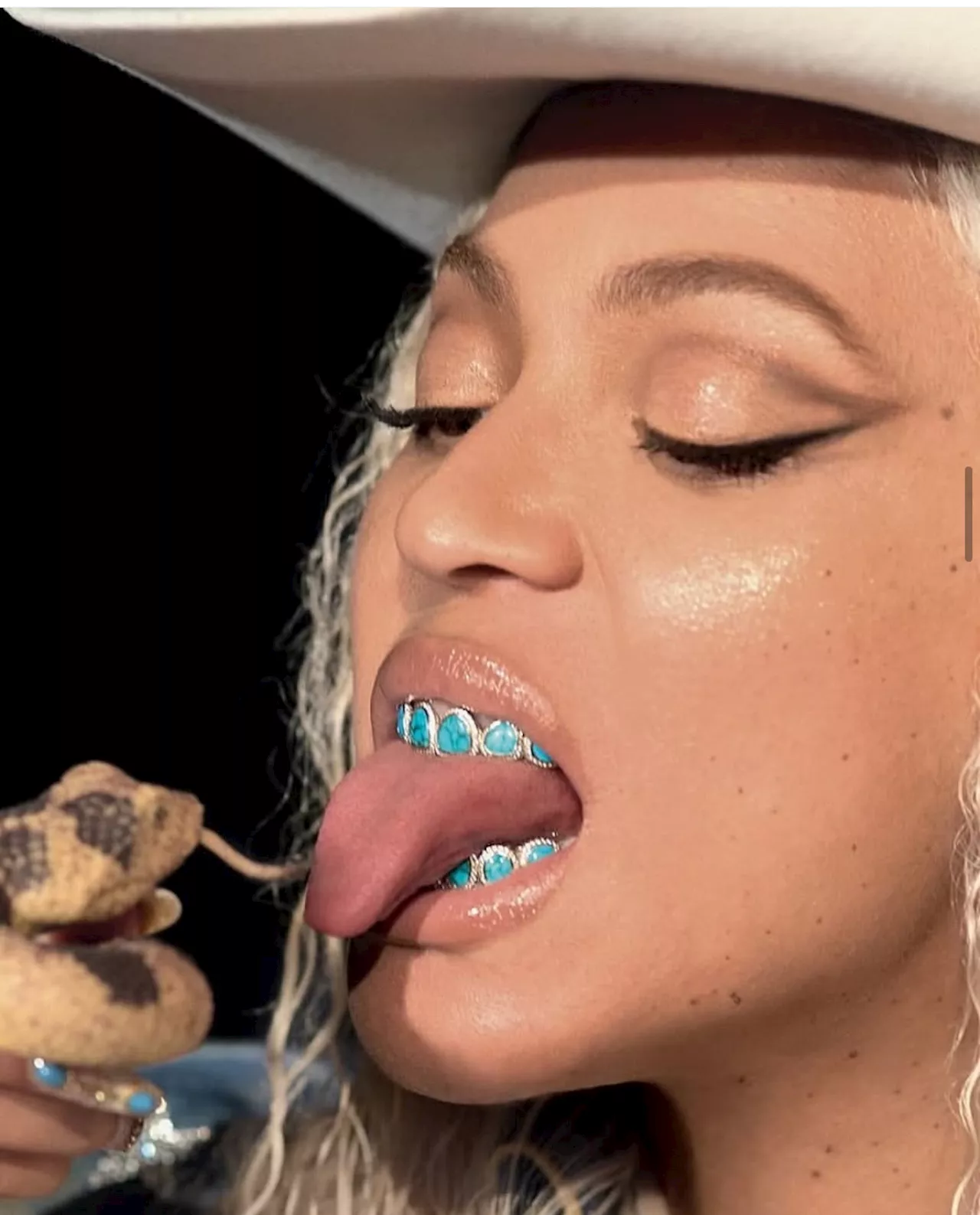 Beyoncé Rocks a Spectacular Turquoise and Diamond Grill