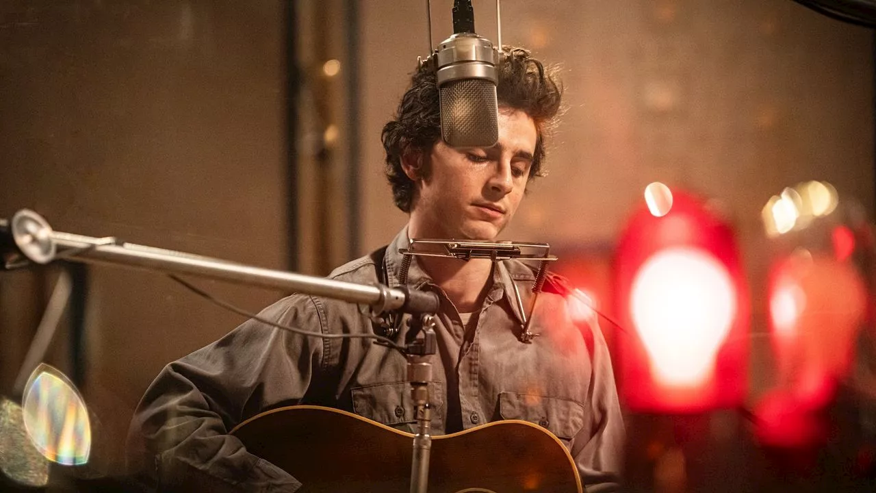 A Complete Unknown con Timothée Chalamet: la recensione del film su Bob Dylan