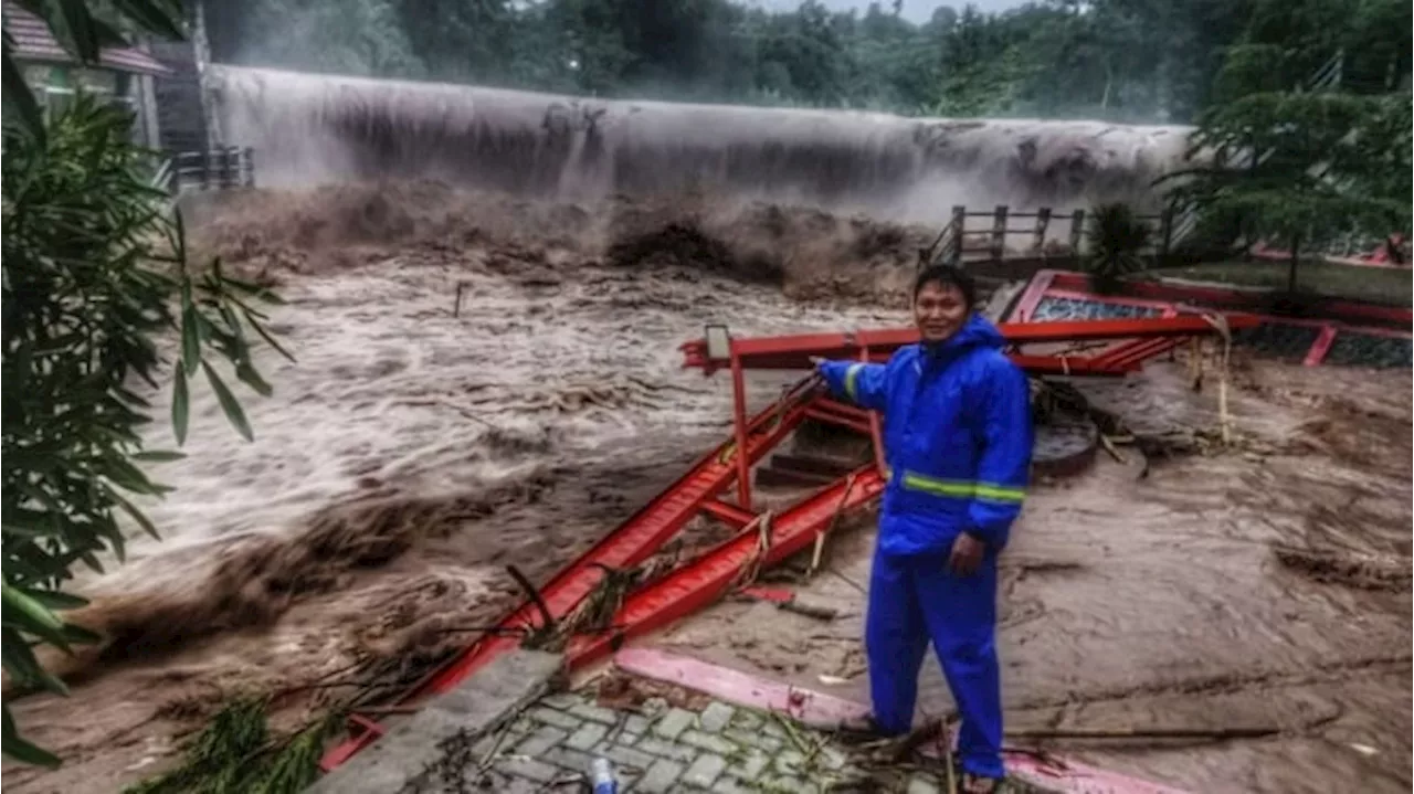 2 Orang Tewas Akibat Banjir di Bandar Lampung, Jembatan Ambruk-Mobil Hanyut