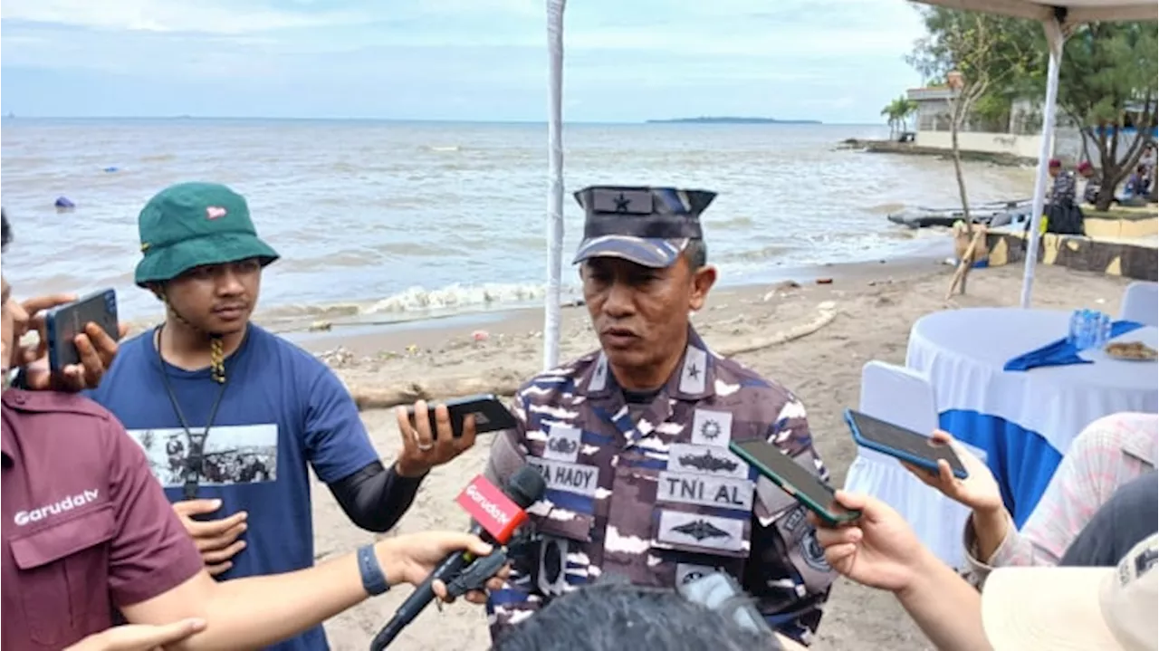 Pagar Bambu Laut di Tangerang Dicabut Secara Manual