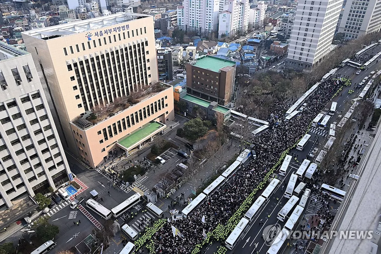 尹구속심사 법원 에워싼 지지자들…경찰 저지 뚫고 아수라장(종합)