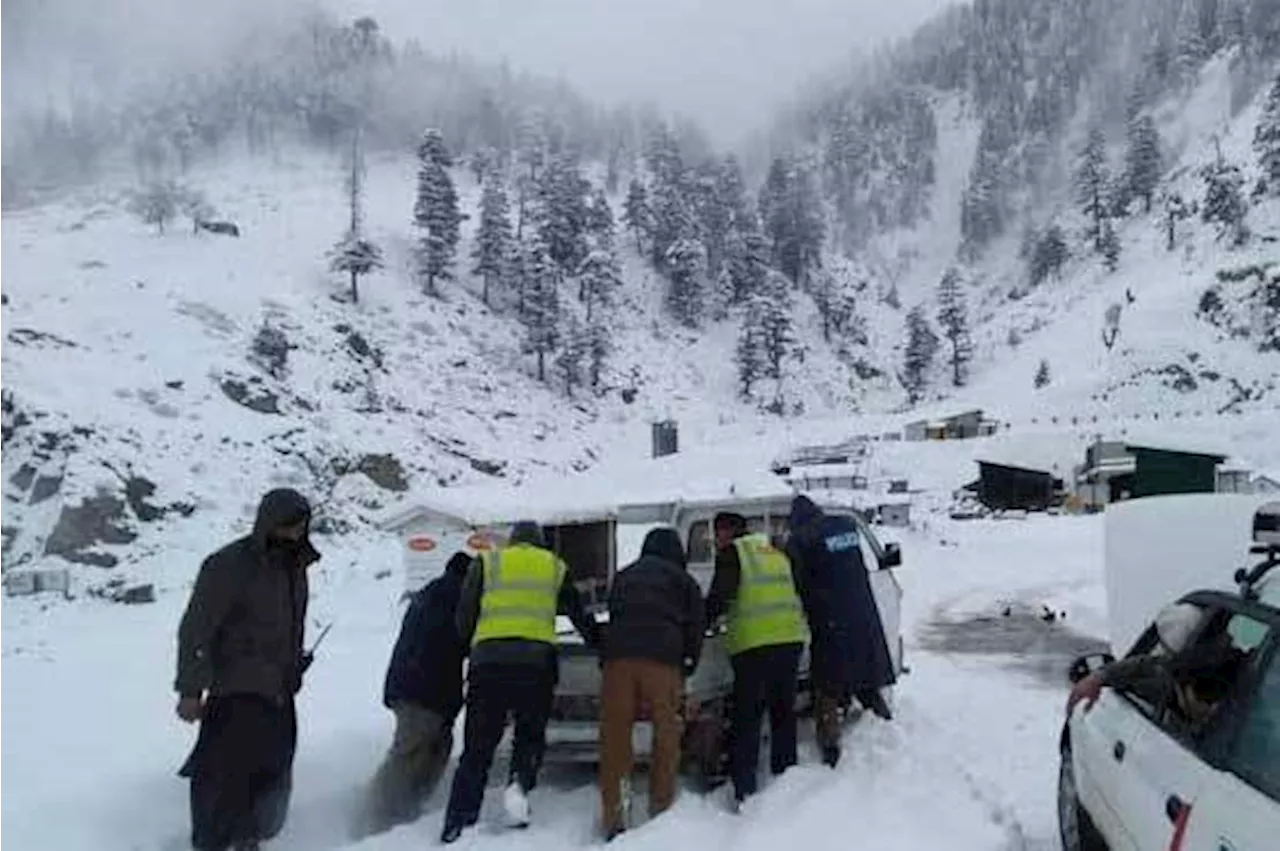 Heavy snowfall, rain disrupts traffic in Neelam Valley, Quetta, and Chaman