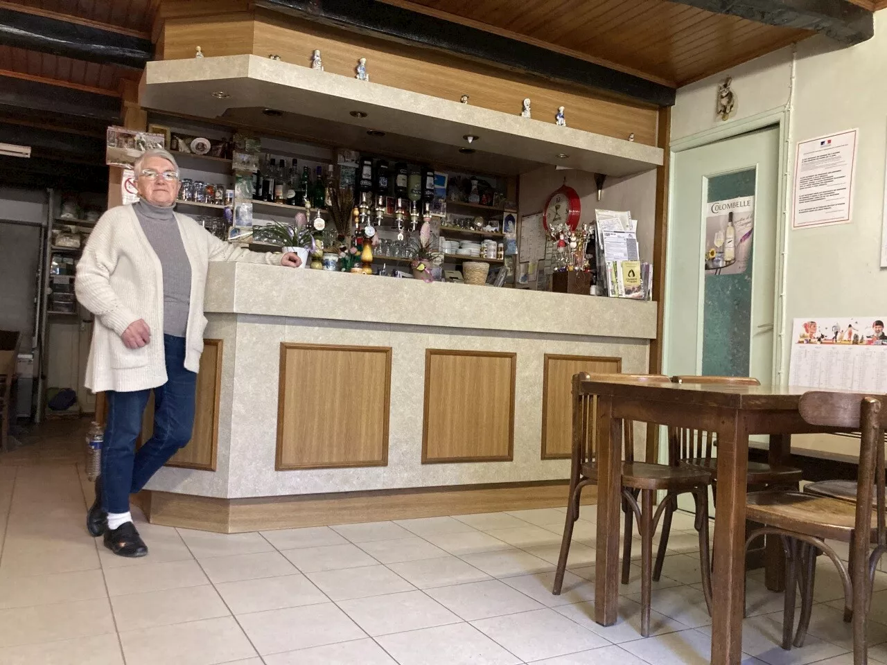 Dans ce petit village breton, Monique, 52 ans derrière son bar, cherche un repreneur