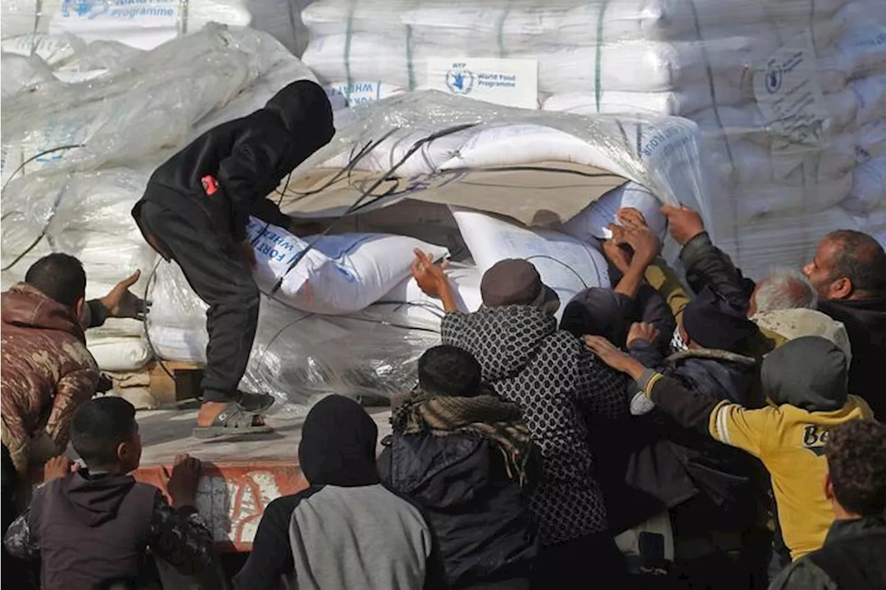 Gaza, gli abitanti affollano i mercati per avere cibo. Entrati 280 camion di aiuti