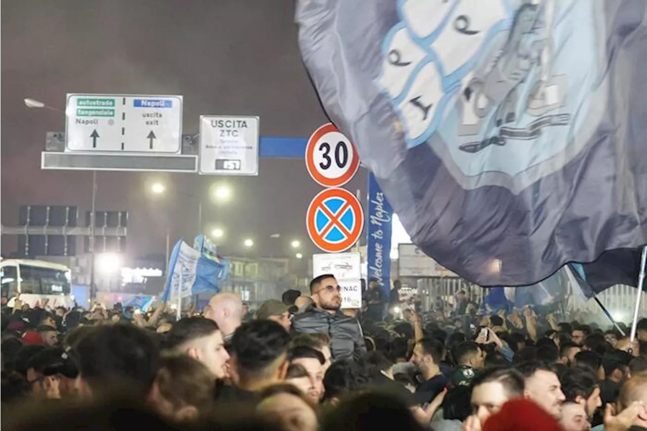 Notte di festa con i tifosi, per il Napoli ora il sogno è forte