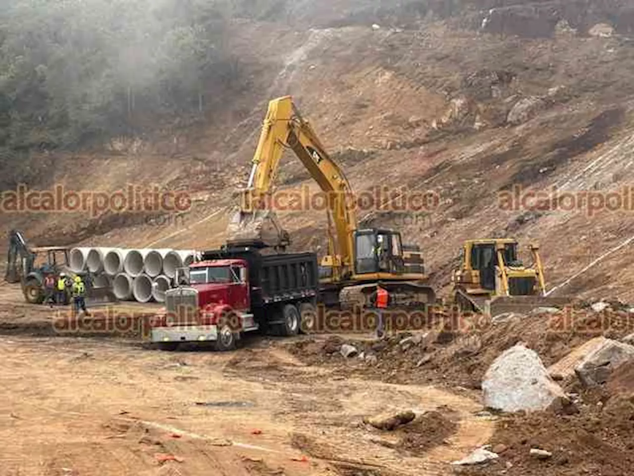 Retiran material para habilitar paso provisional en autopista Acatzingo-Ciudad Mendoza