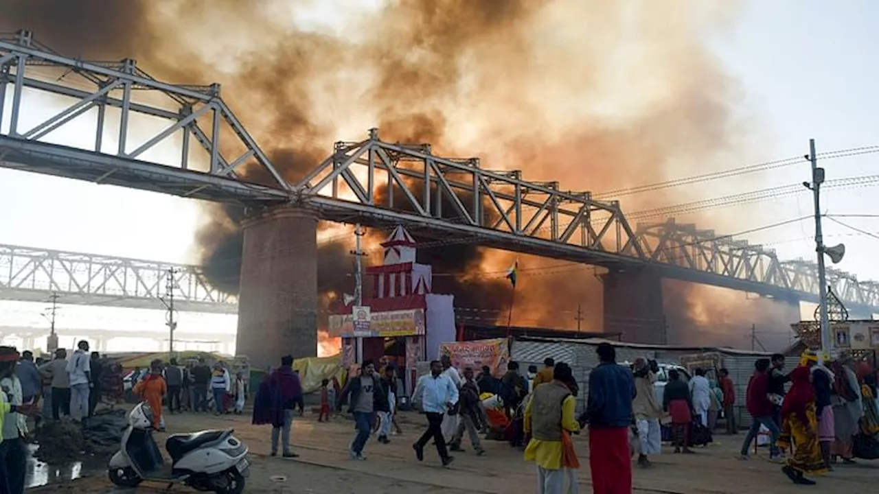 महाकुंभ आग: गीता प्रेस के कर्मियों के मोबाइल जले, संचालक हुए परेशान, एक करोड़ से अधिक के धर्मग्रंथ सुरक्षित