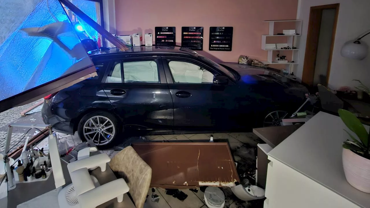 Jetzt ist der Lack ab: Auto in Leipzig kracht in Nagelstudio