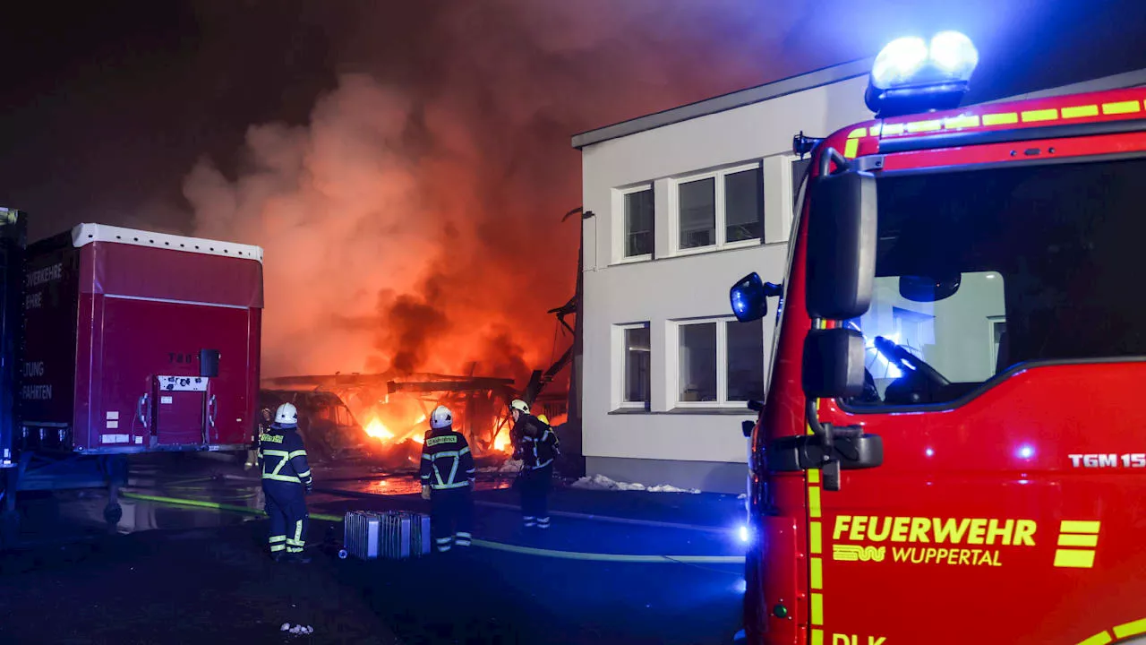 Wuppertal: Lagerhalle brennt! Feuerwehr im Großeinsatz