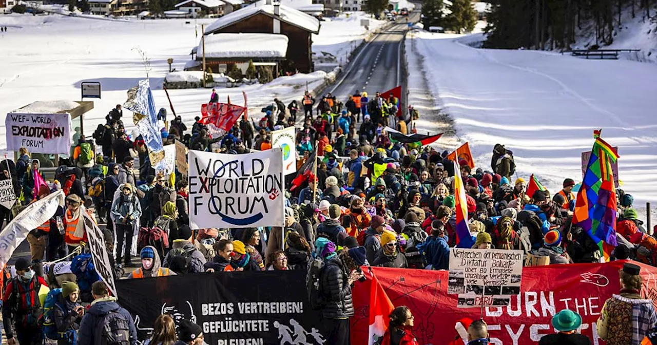 Polizei verhaftet 30 Personen bei Anti-WEF-Demo