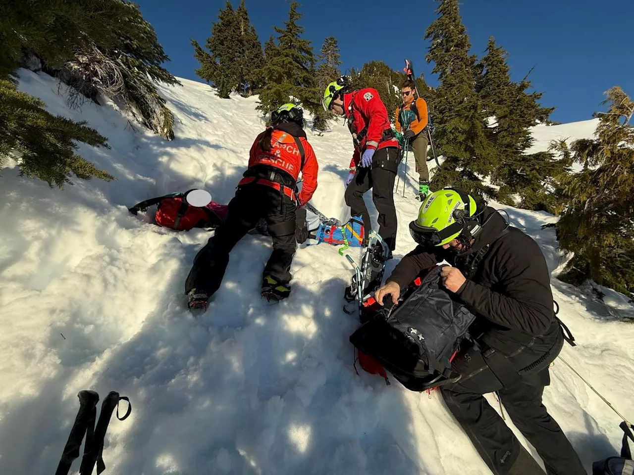 Bystanders brave icy conditions to help injured Vancouver Island snowshoer waiting for rescue