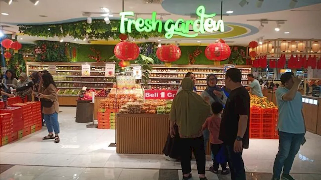 Pengunjung Mal Kokas Belanja Buah & Sayur Segar Murah di Transmart