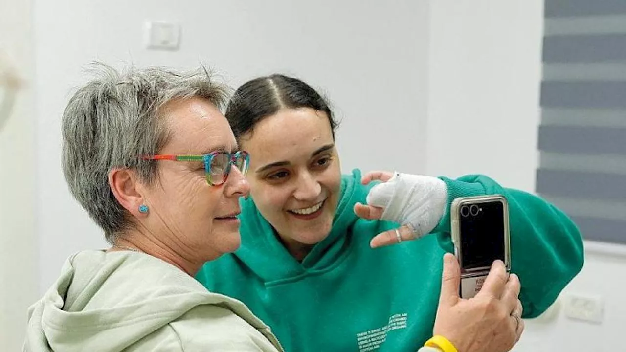 Il boato e i pianti per il rientro delle prime tre ragazze ostaggio di Hamas da 15 mesi: «Sono vive, sono in piedi»