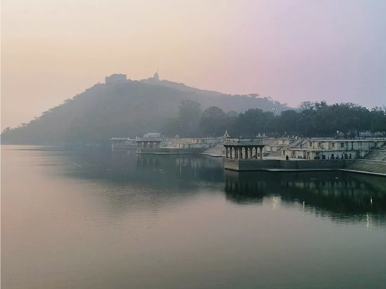 राजसमंद में तेज सर्दी से राहत: नौ चौकी पाल पर हल्की धुंध छाने से मनमोहक हुआ नजारा