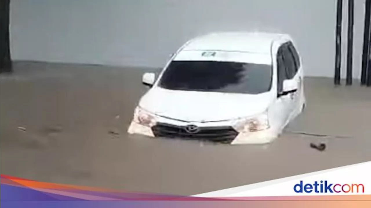 Mobil 'Berenang' Terseret Arus Saat Jember Dilanda Banjir