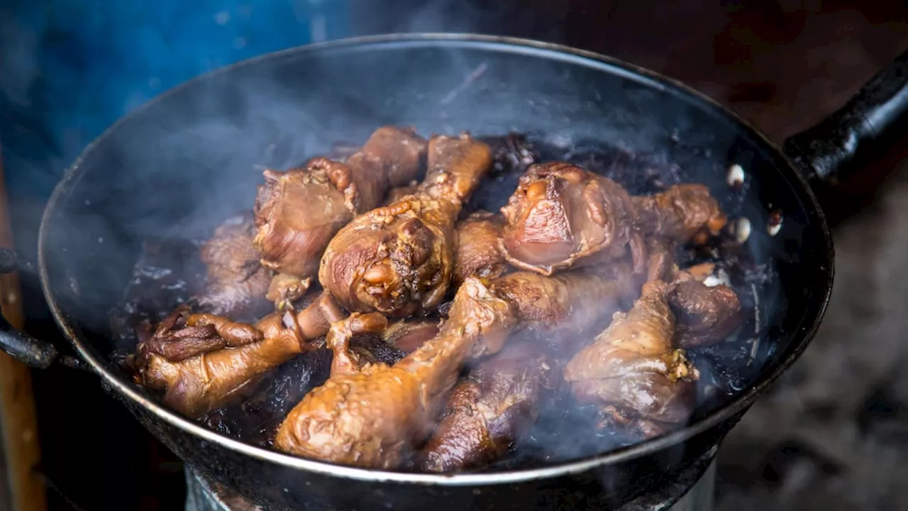 Una opción para los almuerzos: así se preparan muslos de pollo en salsa