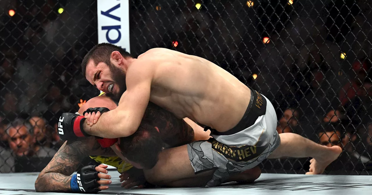 Makhachev garde sa ceinture après une victoire par soumission sur Moicano