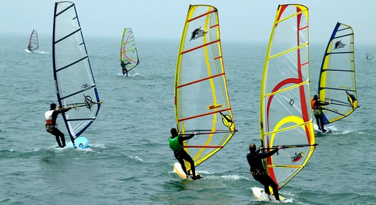 Disperso nel lago di Garda con vento forte e acqua gelida mentre fa windsurf con gli amici: 47enne salvato sul