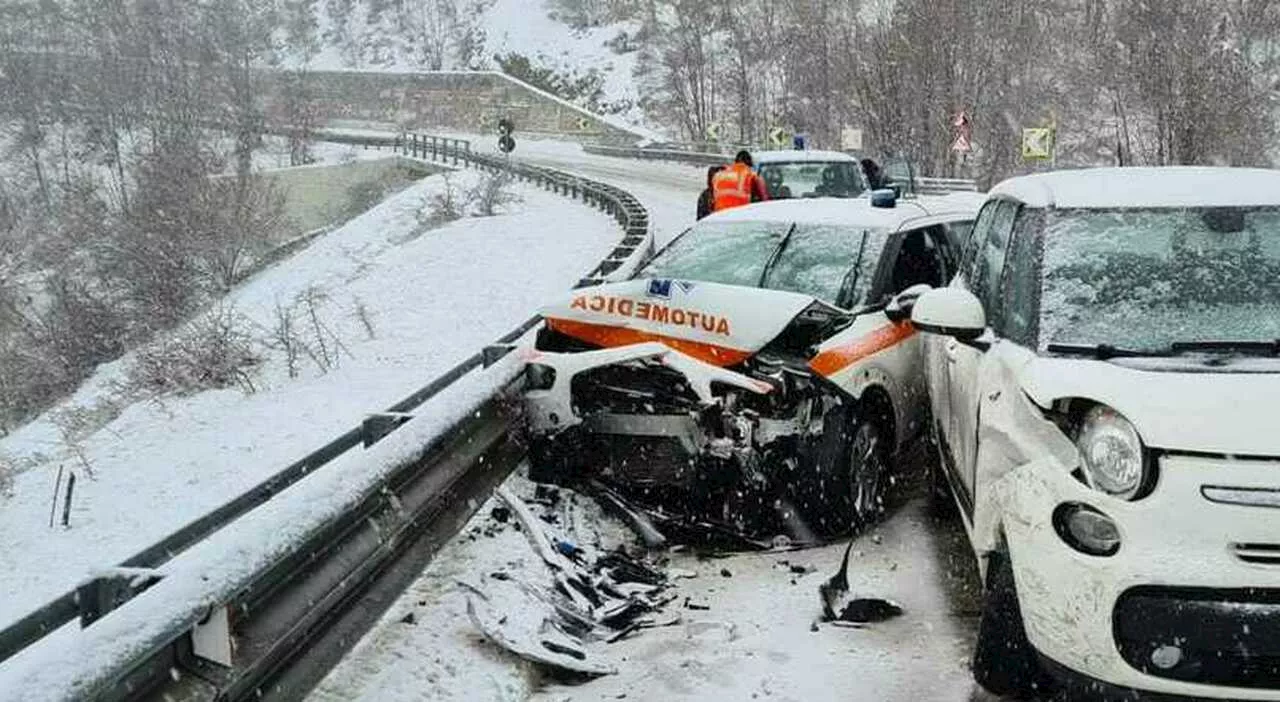 Neve e ghiaccio sulla statale, si schianta mezzo del 118: due feriti