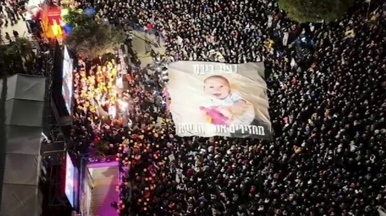 Cientos de personas recuerdan en Tel Aviv al bebé secuestrado por Hamás