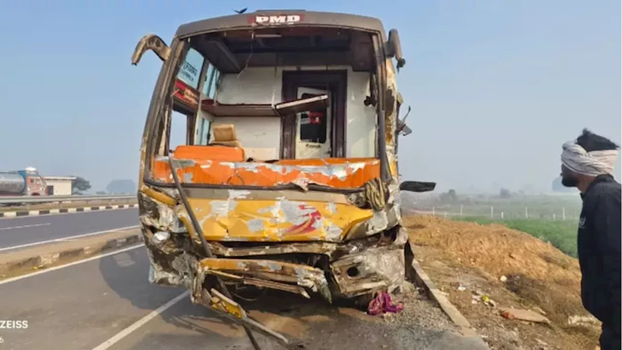 Agra Accident: घने कोहरे में स्लीपर कोच-मैक्स पिकअप से टकराई, दो श्रमिकों की मौत; 100 मीटर घसीटते ले गई बस