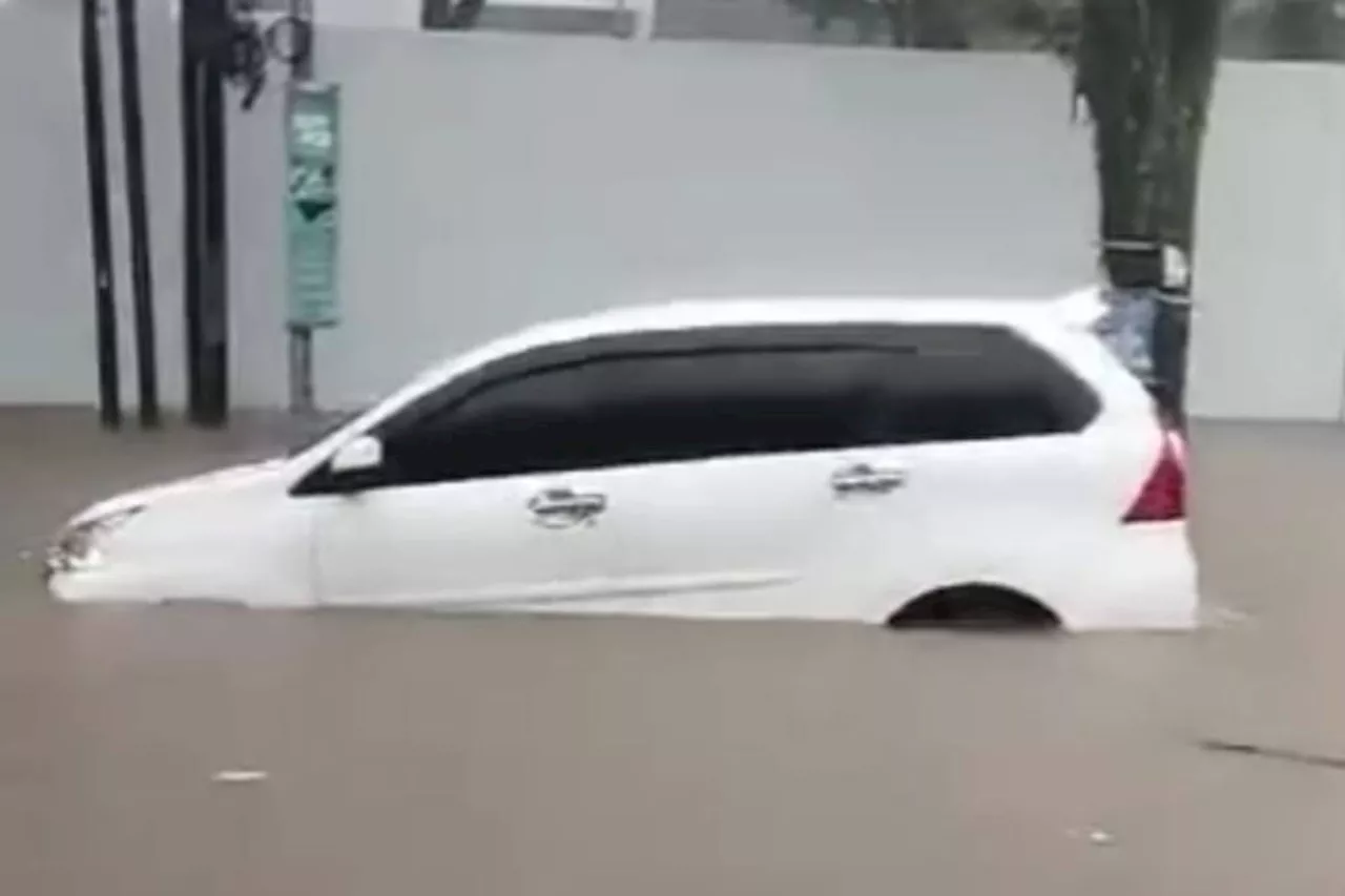 Banjir di Jember, Ratusan Rumah Terendam dan Mobil Terseret Air