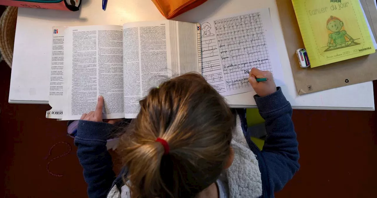 Retour des devoirs écrits à la maison en primaire : une mesure toujours inefficace et inégalitaire