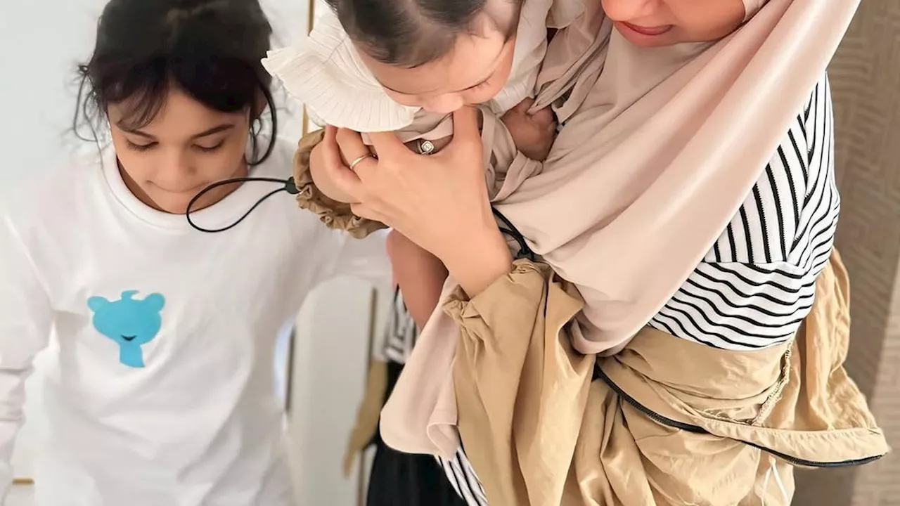 4 Potret Menggemaskan Baby Humaira Anak Zaskia Sungkar dan Irwansyah Pakai Jepit Rambut di Acara Keluarga