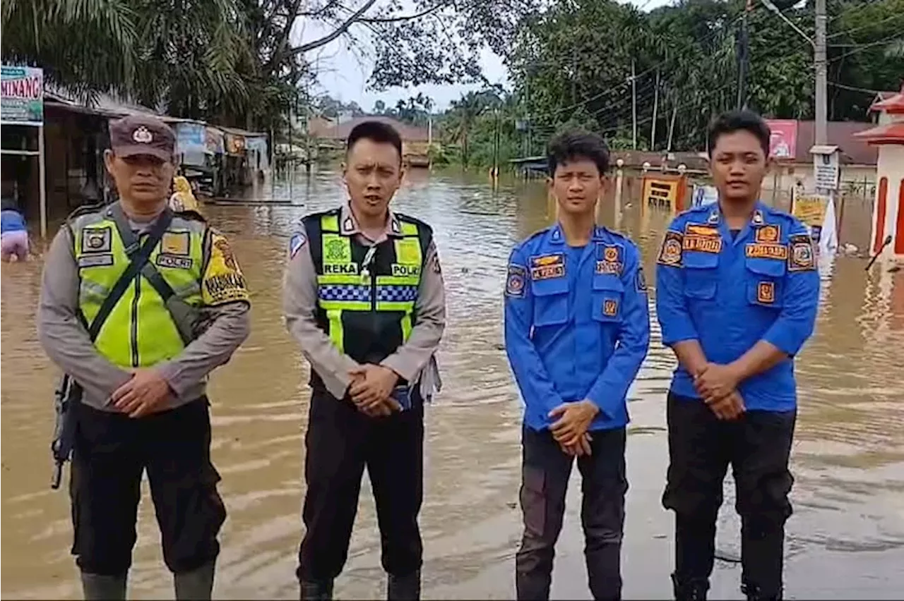 Banjir Setinggi Pinggang Lumpuhkan Akses Jalan Lintas Timur Jambi