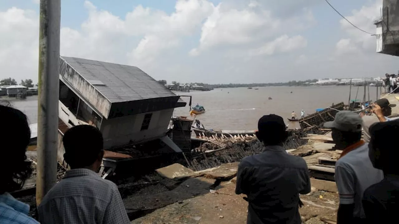 Gelombang Pasang Hantam Desa Kuala Selat