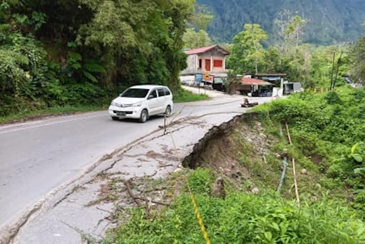 Jalan Lintas Simanindo-Pangururan Terancam Putus, Warga Minta Perhatian Serius