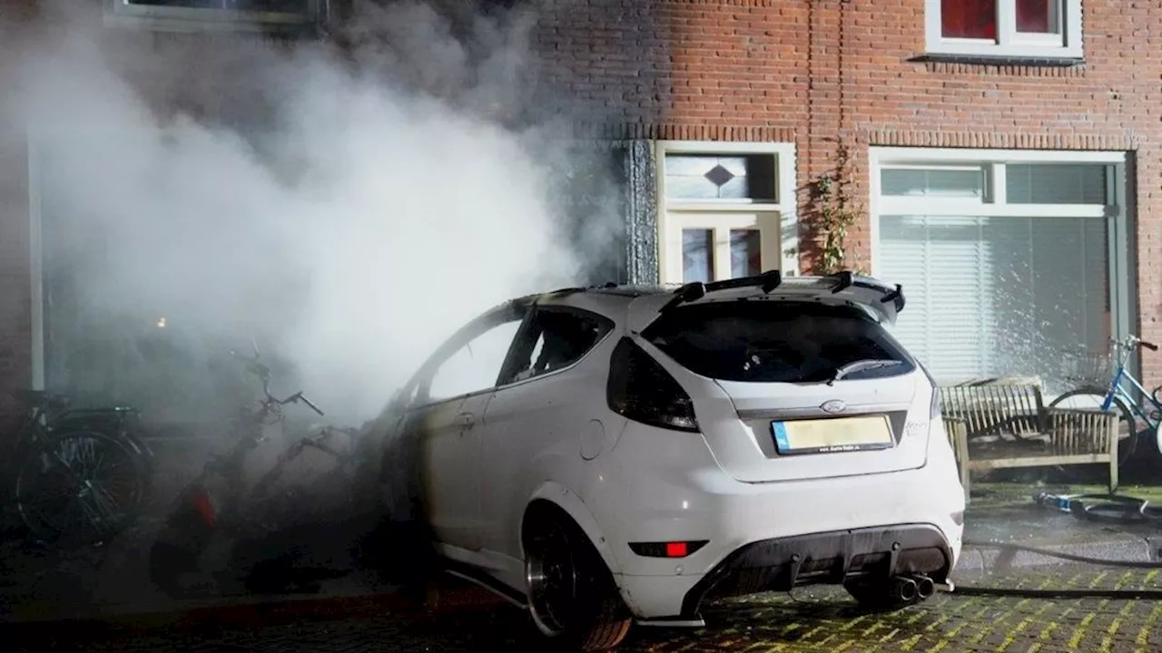 Brandende auto rijdt tegen woning Den Bosch