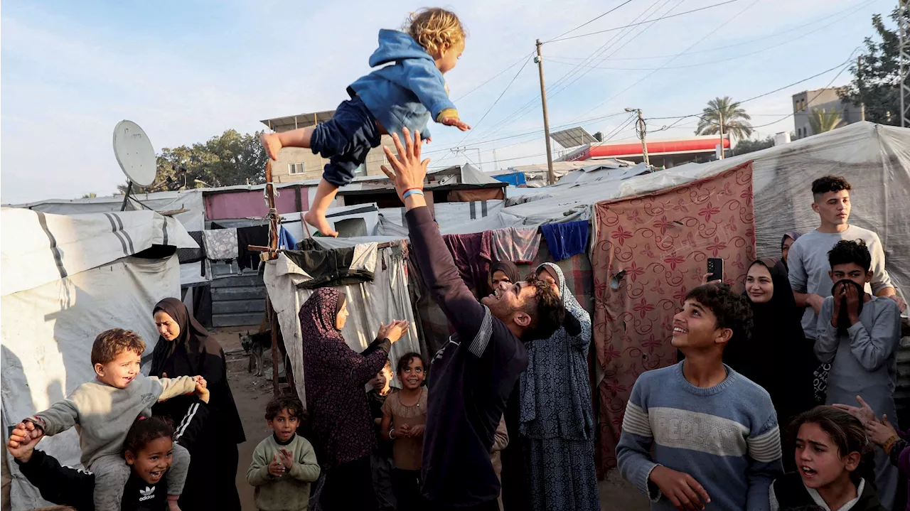 Las imágenes de la tregua en Gaza: los palestinos celebran el alto el fuego e Israel la liberación de las primeras rehenes