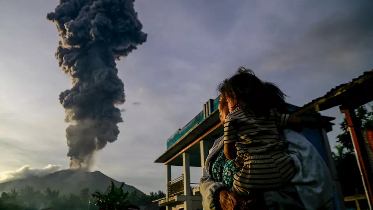 Pazifischer Feuerring: Indonesischer Vulkan Ibu hat im Januar schon mehr als tausendmal Asche gespuckt