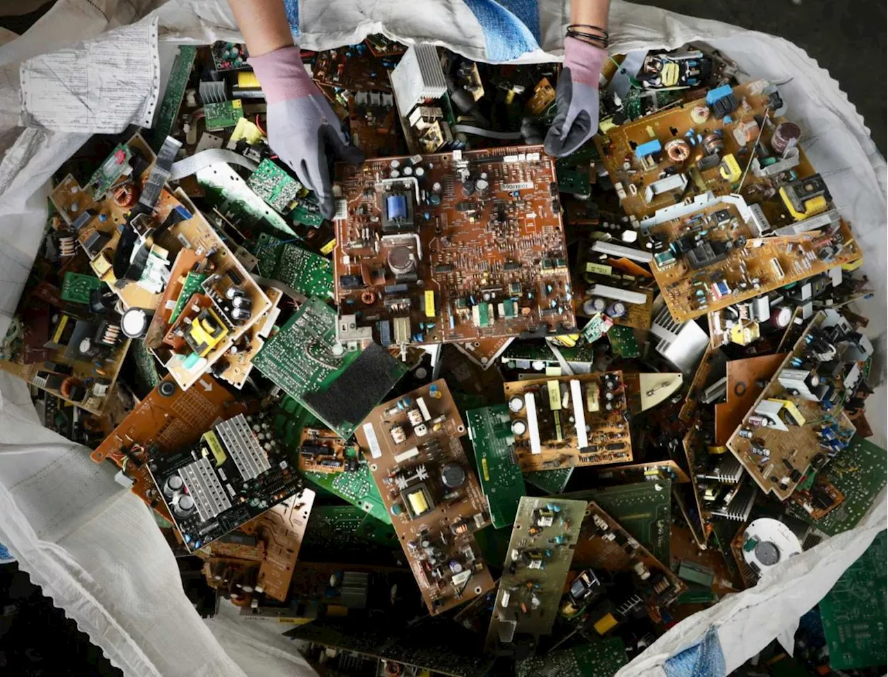 Pahang DOE raids illegal e-waste factory over air pollution