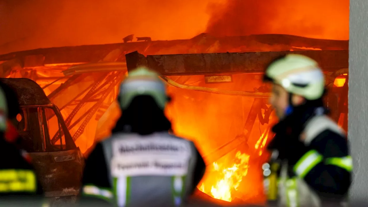 Brand: Großfeuer in Gewerbekomplex in Wuppertal