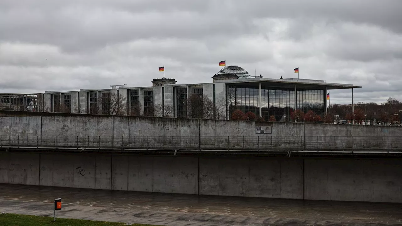 Sachbeschädigung: Steinwurf auf Bundestagsgebäude