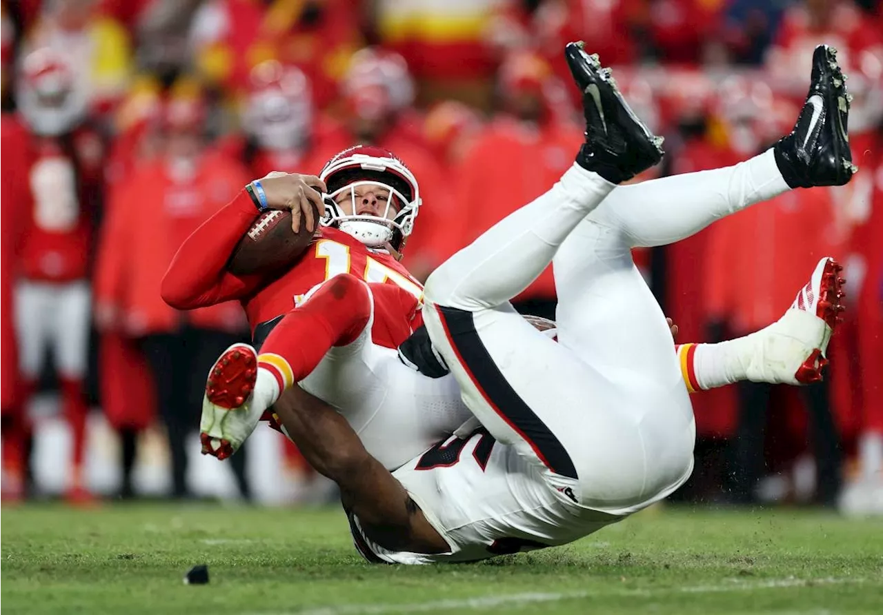 Kelce, Mahomes lead Chiefs past Texans in playoffs