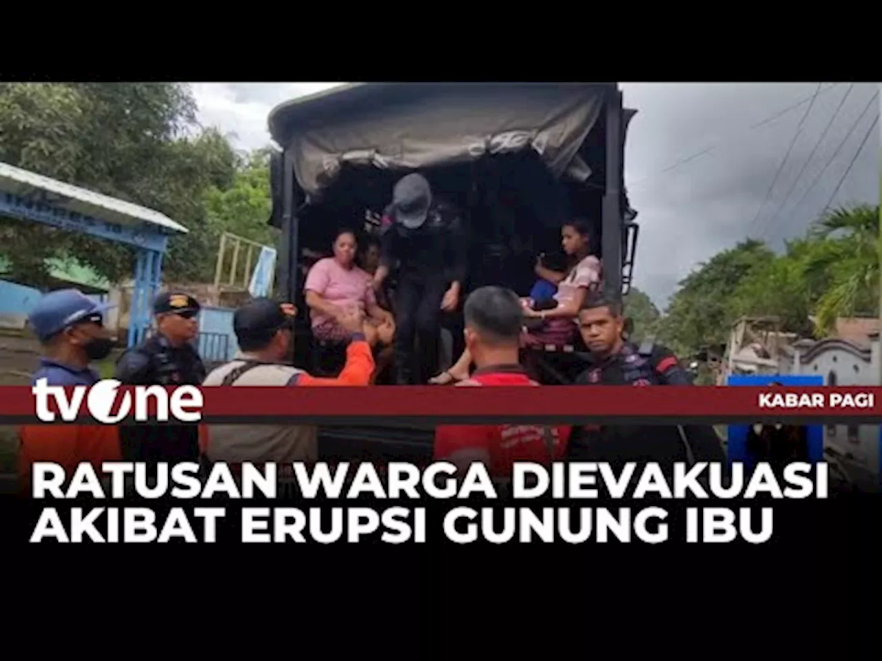 TNI-Polri Evakuasi 230 Warga di Enam Desa Tinggal di Radius Bahaya Gunung Ibu